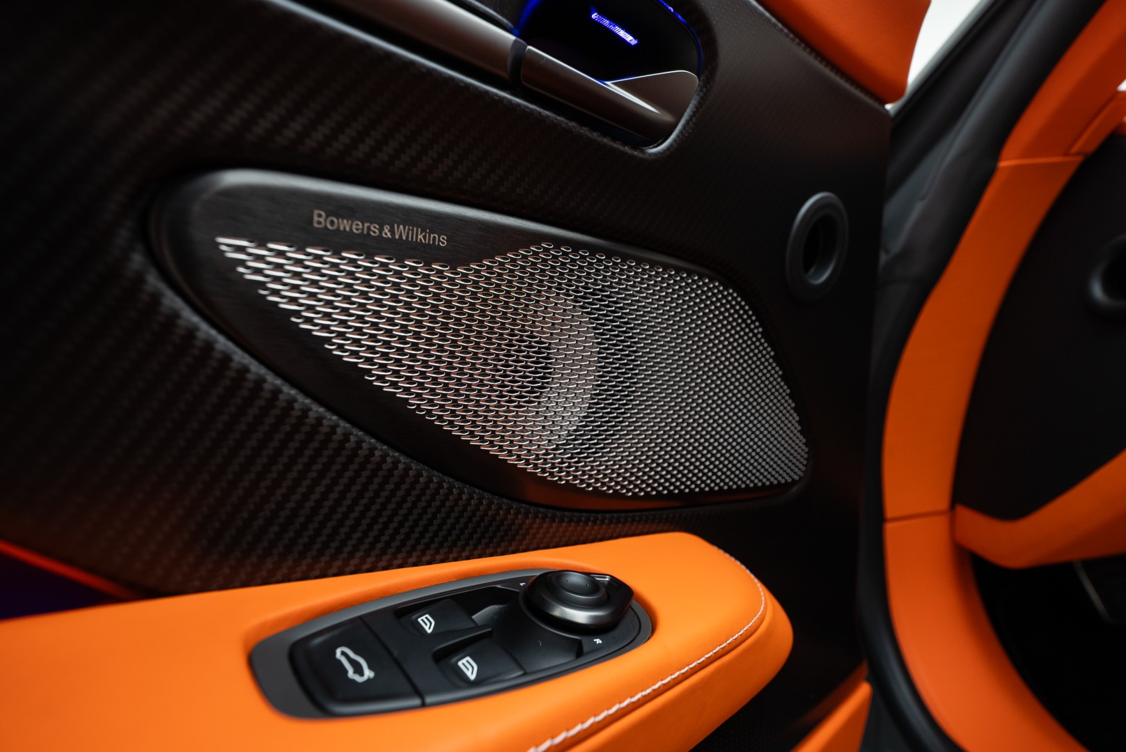 2025 ASTON MARTIN VANQUISH. FULL CARBON.